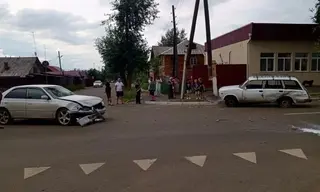 В Правобережном районе Братска 2 водителя без прав не поделили дорогу