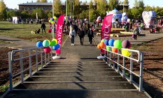 При поддержке крупных компаний Братска в Осиновке открыли «умную» спортплощадку и новый сквер