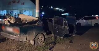 Ночная авария в Свирске: ВАЗ врезался в электроопору — водитель погиб, трое пассажиров в больнице