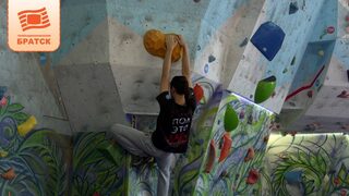 Пролезть, не упасть и желательно улыбнуться в конце. Открытое первенство и чемпионат Братска по скалолазанию состоялся в СК «Сибирь»